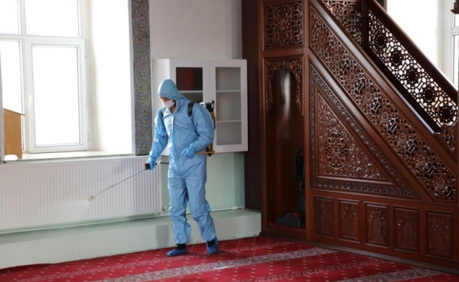 Kars Belediyesi camileri dezenfekte etti