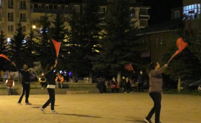 Kars’ta antrenörler sokakta, vatandaşlar balkonda spor yaptı
