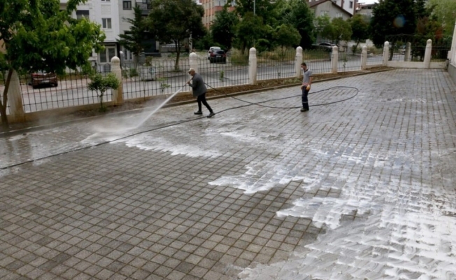 Kartal Belediyesi salgın sonrası kılınacak ilk cuma namazı için cami avlularını yıkadı