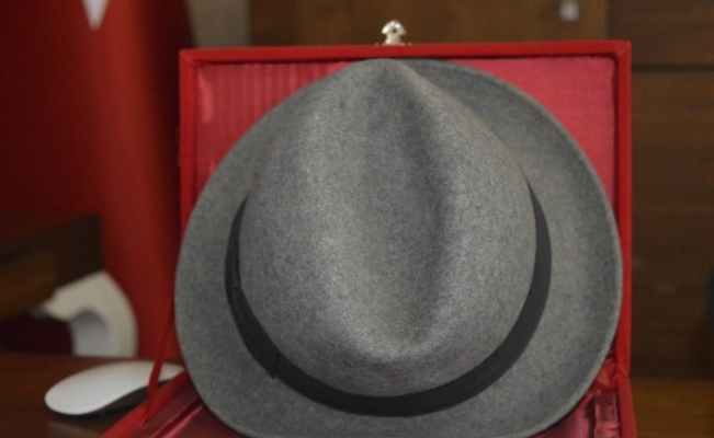 Kerim Amca’nın efsane fötr şapkası oğlunun makam odasında