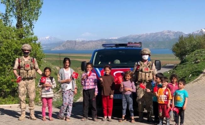 Mehmetçik köy çocuklarına bayrak dağıttı