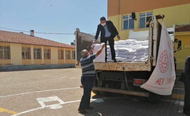 Milli Eğitim Müdürlüğü Tomarza’da 200 çuval un dağıttı