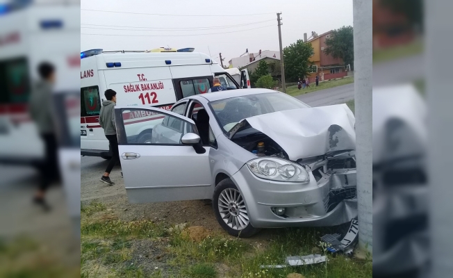 Otomobil elektrik direğine çarptı: 2 yaralı