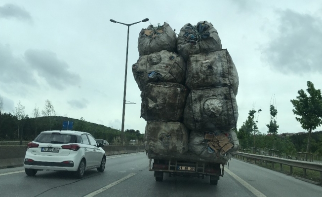 (Özel) İstanbul’da yük sınırını aşan kamyonetin tehlikeli yolculuğu kamerada