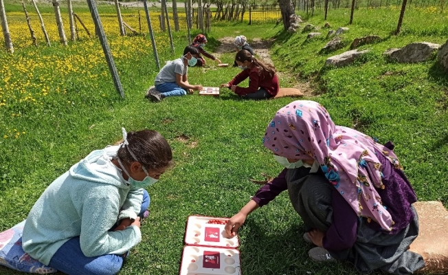 (Özel) Köy çocukları izin günlerinde kırda mangala oynuyor