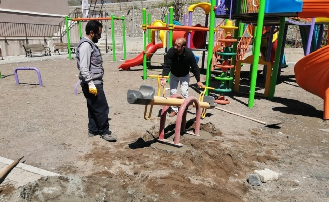 Park ve bahçelerde temizlik ve bakım çalışmaları devam ediyor