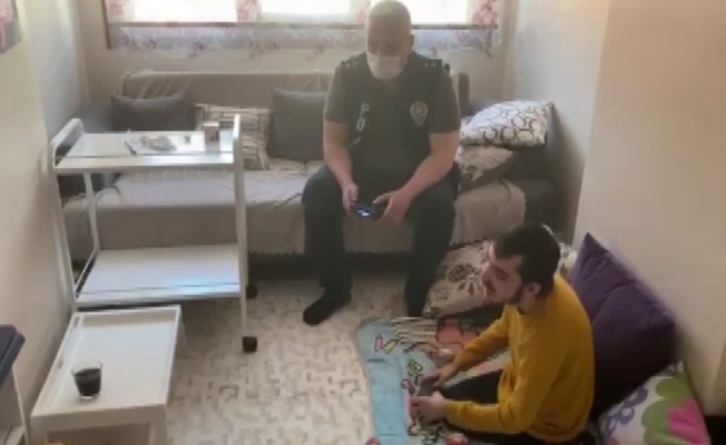 Polis engelli çocuğun playstation oynama isteğini geri çevirmedi