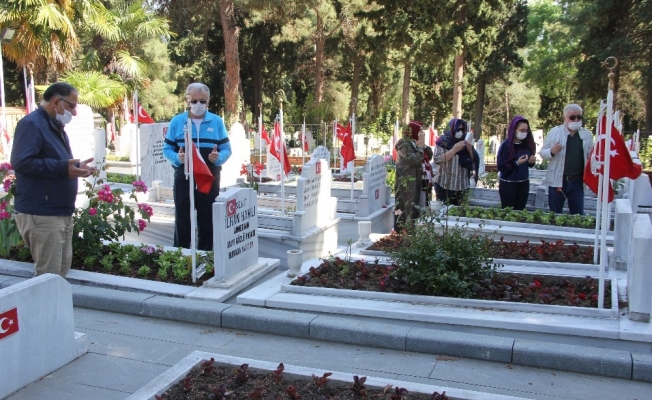 Samsun’da 65 yaş üstü vatandaşlar mezarlık ve şehitliklere akın etti