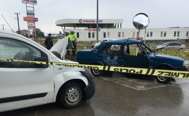 Sanayi Kavşağı’nda iki araç çarpıştı 4 kişi yaralandı