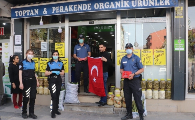 Tatvan Türk bayraklarıyla donatıldı