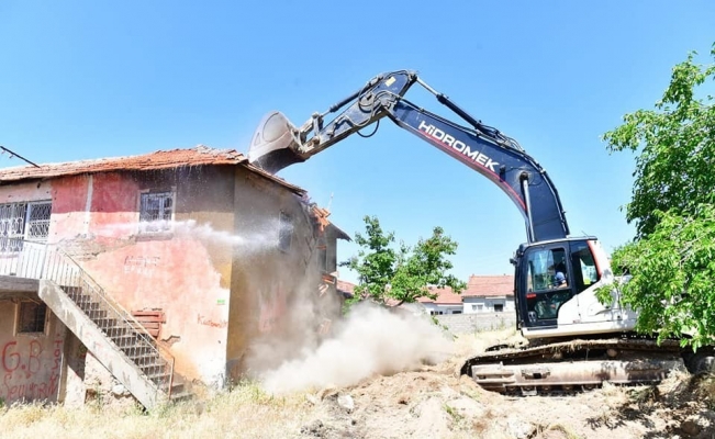 Yeşilyurt Belediyesi metruk evleri yıkıyor