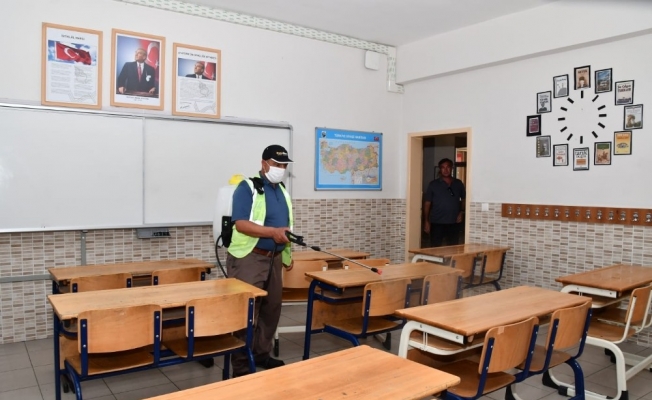 Aksaray Belediyesi sınav öncesinde okulları dezenfekte ediyor