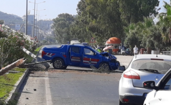 Alanya'da jandarma aracı kaza yaptı: 2 asker yaralı