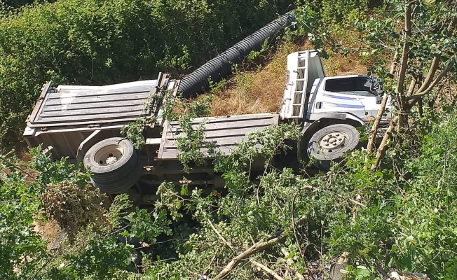 Alanya'da kamyon uçuruma yuvarlandı