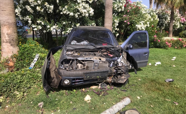 Alanya'da kontrolden çıkan otomobil refüje çıktı: 2 yaralı