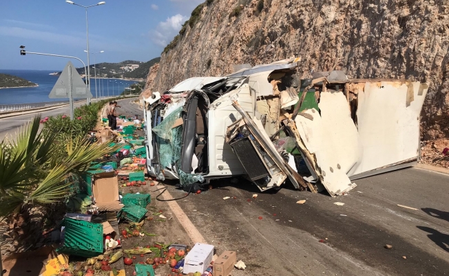 Antalya'da gıda yüklü kamyon devrildi: 1 yaralı