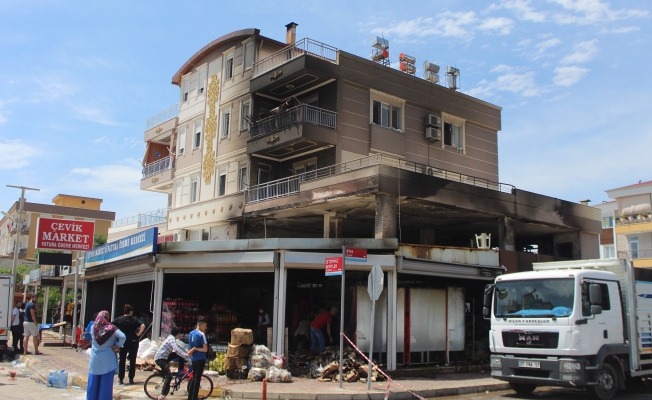 Antalya'da yaklaşık 5 milyonluk market yangını