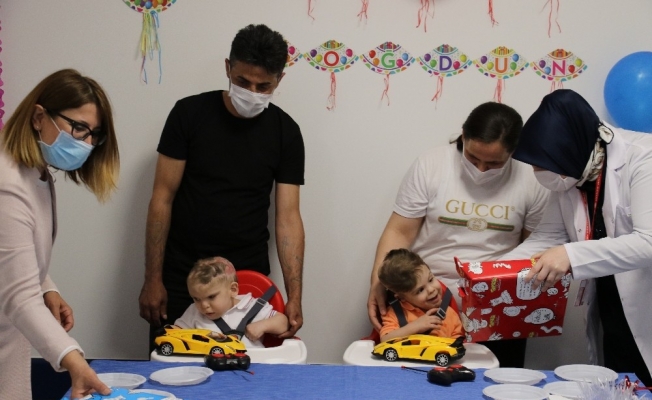 Alanyalı yapışık ikizleri ikinci yaş günlerini ayrı kutladı