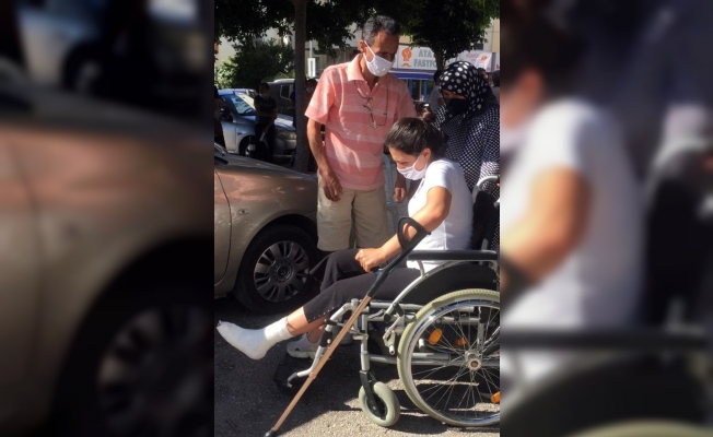 Ayağı kırılan öğrenci tekerlekli sandalyeyle sınava götürüldü