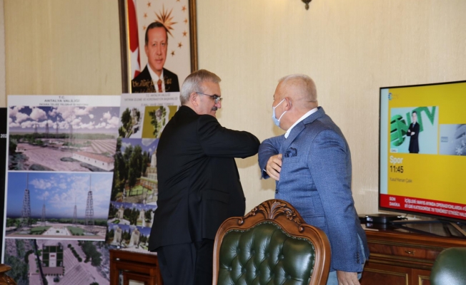 Başkan Şahin, Vali Karaloğlu’yla dirsek teması ile selamlaştı