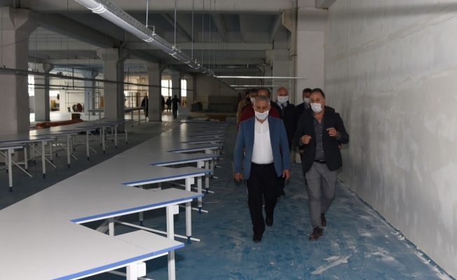 Başkan Zeybek bin kişiye istihdam sağlayacak tekstil fabrikasını inceledi