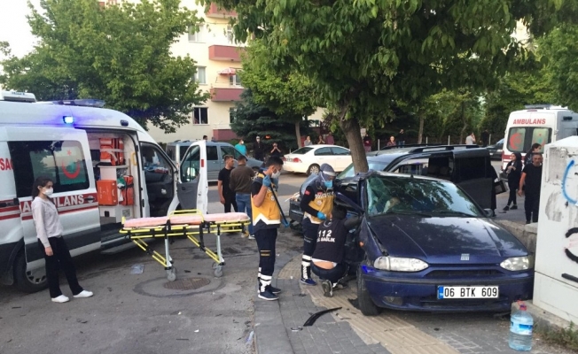 Başkent’te iki otomobil çarpıştı: 1 yaralı