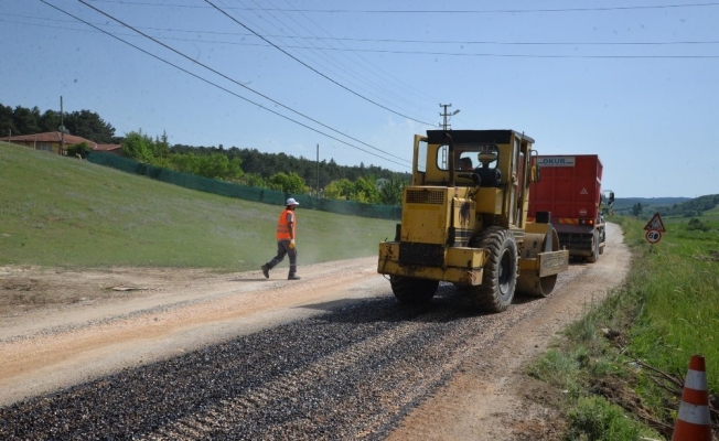 Bilecik Belediyesi’nden Gölpark girişinde sathi kaplama çalışması