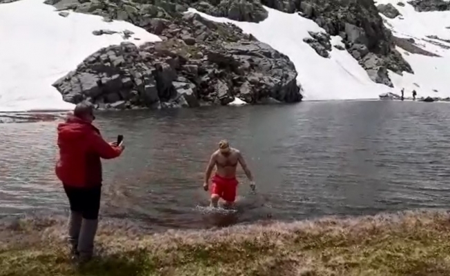 Bursalı doğasever 2 bin 200 metrede doğal havuzda serinledi