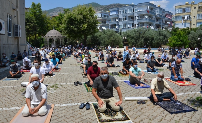 Büyükşehir Belediyesi Alanya'da vatandaşlara seccade dağıttı