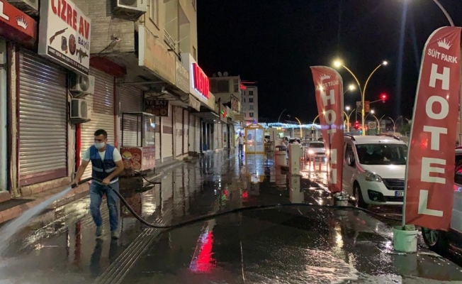 Cizre’de korona virüse karşı cadde ve kaldırımlar yıkanıyor