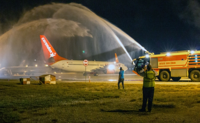 Corendon Airlines'in Antalya Havalimanı’na getirdiği ilk yolcular su takıyla karşılandı