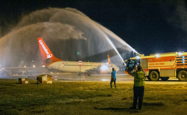 Corendon Airlines’in Antalya Havalimanı’na getirdiği ilk yolcular su takıyla karşılandı