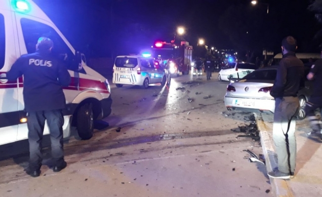Denizli’de iki otomobil kavşakta çarpıştı: 6 yaralı