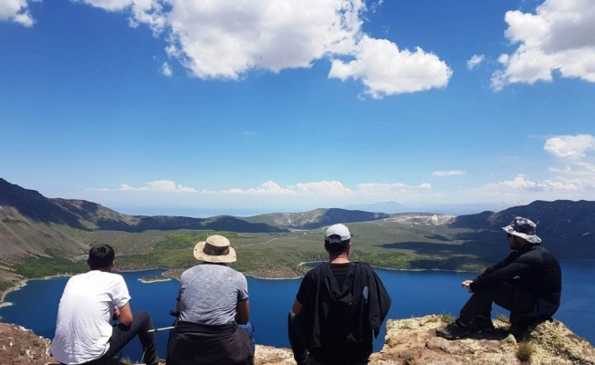 Doğaseverler Nemrut Gölü’nün çevresini 12 saatte turladı