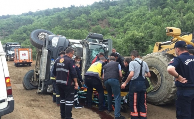 Domaniç’te hafriyat kamyonu devrildi: 1 yaralı