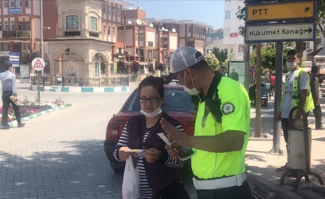 Emirdağ’da; sürücülere ve yayalara bilgilendirme ve broşür dağıtımı yapıldı