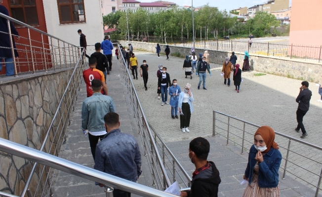 Erzurum’da Covid-19 önlemleri altında YKS heyecanı