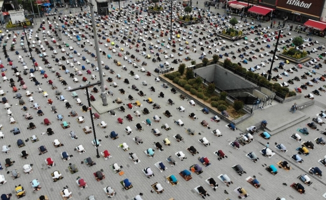 Esenyurt Meydan’da yüzlerce kişilik sosyal mesafeli cuma namazı