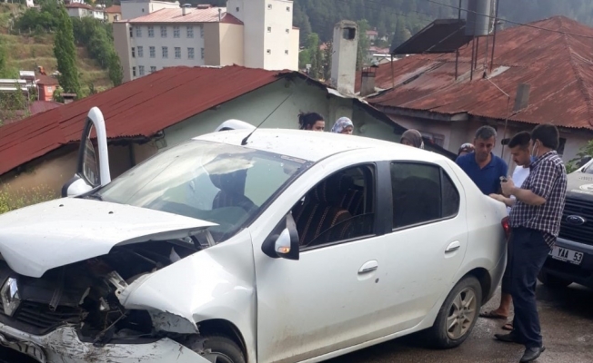 Feke’de trafik kazası: 4 yaralı