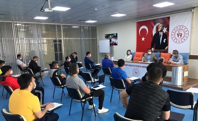 Gençlik ve Spor İl Müdürlüğü’nde antrenörlerle toplantı yapıldı