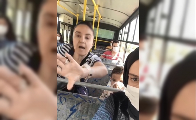 Halk otobüsünde maske takmayan kadın kendisine tepki gösteren vatandaşa saldırdı