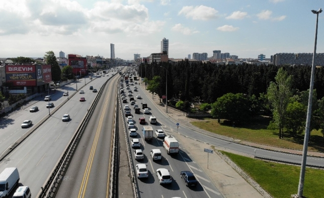 İstanbul’da oluşan trafik yoğunluğu havadan görüntülendi