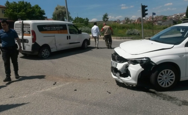 Kamyonet ile otomobil çarpışması sonucu 1 kişi yaralandı