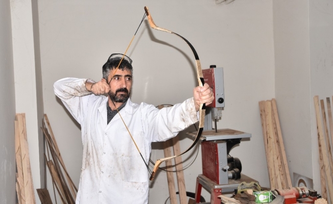Kendi imkanlarıyla kurduğu atölyede ok ve yay üretiyor