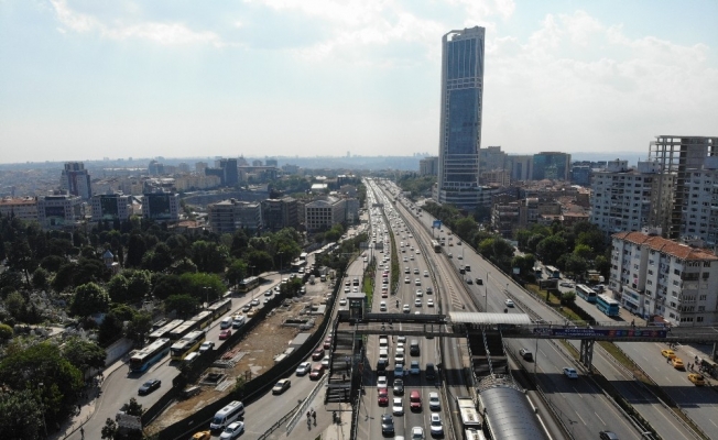 Kısıtlamanın ardından Mecidiyeköy’de trafik yoğunluğu yaşandı