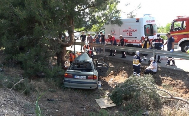 Kontrolden çıkan otomobil orta refüjdeki ağaca çarptı: 3 yaralı