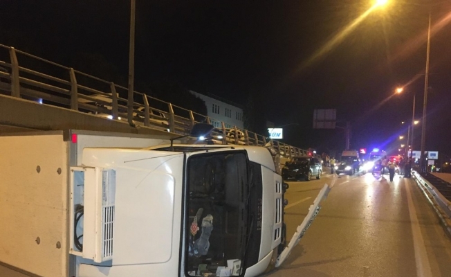 Lüks aracın çarptığı kamyonet yan yatarak metrelerce sürüklendi: 1 yaralı