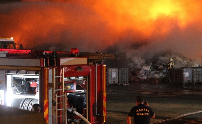 Manisa’da fabrikanın ham maddelerinin bulunduğu alanda yangın