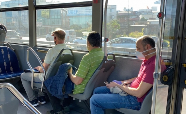 Metrobüsler ve duraklarda dikkat çeken yoğunluk