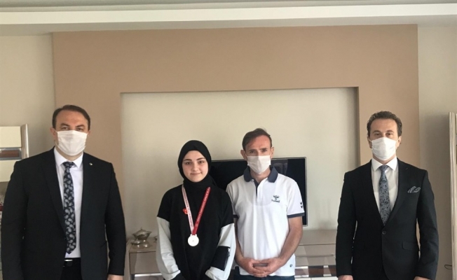 ‘Minnettarız’ yarışmasının Türkiye ikinci ödülünü ailesinin elinden aldı